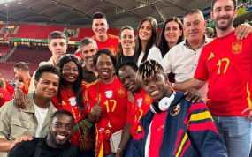 Felix Tainta, segundo por la derecha, junto al entorno más cercano de Nico Williams durante la Eurocopa.