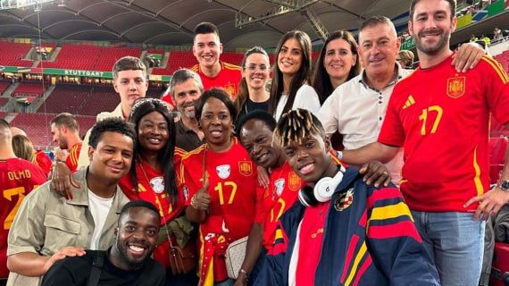 Felix Tainta, segundo por la derecha, junto al entorno más cercano de Nico Williams durante la Eurocopa.