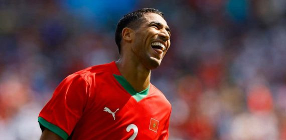 Achraf Hakimi durante un partido de la selección de Marruecos.