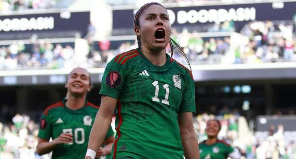Ovalle celebra un gol con México.
