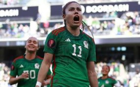 Ovalle celebra un gol con México.