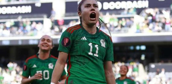 Ovalle celebra un gol con México.