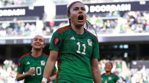 Ovalle celebra un gol con México.
