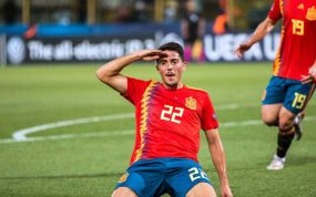 Fornals celebra un gol con la selección española.