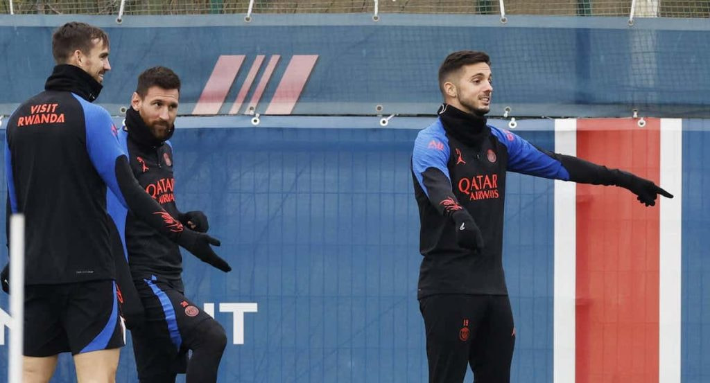 Pablo Sarabia, en un entrenamiento del PSG, con Messi y Fabián.
