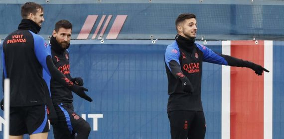 Pablo Sarabia, en un entrenamiento del PSG, con Messi y Fabián.