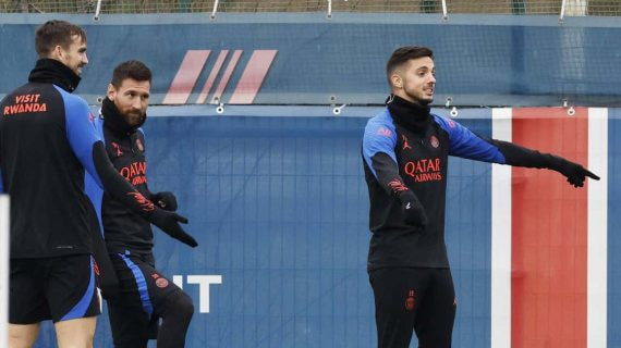 Pablo Sarabia, en un entrenamiento del PSG, con Messi y Fabián.