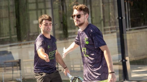 Dos jugadores disputan una prueba del circuito.