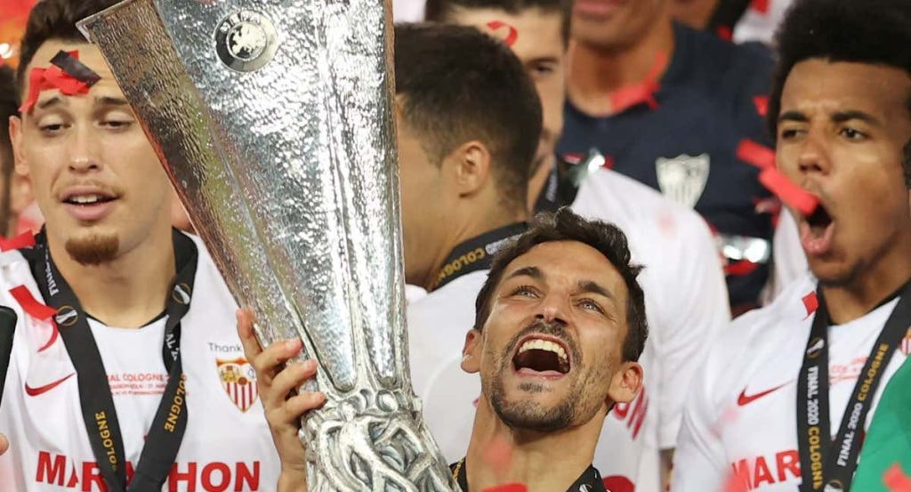 Jesús Navas con el trofeo de la Europa League con el Sevilla.