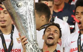 Jesús Navas con el trofeo de la Europa League con el Sevilla.