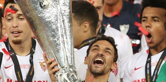 Jesús Navas con el trofeo de la Europa League con el Sevilla.