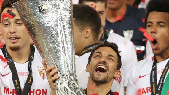 Jesús Navas con el trofeo de la Europa League con el Sevilla.