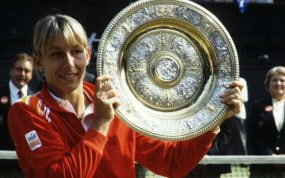 Martina Navratilova con su Wimbledon ganado en 1982.