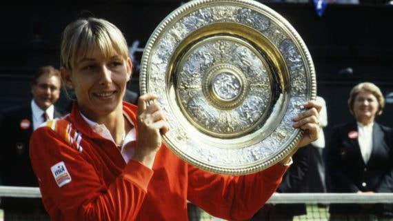 Martina Navratilova con su Wimbledon ganado en 1982.