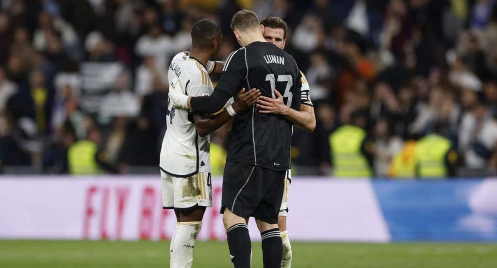 Nacho y Alaba abrazan a Lunin durante el partido contra el Valencia.