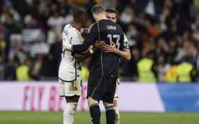 Nacho y Alaba abrazan a Lunin durante el partido contra el Valencia.