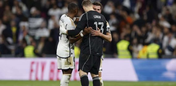 Nacho y Alaba abrazan a Lunin durante el partido contra el Valencia.