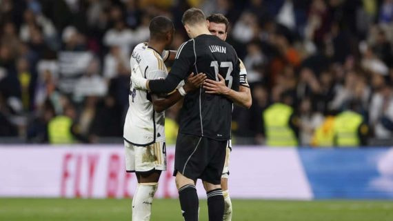 Nacho y Alaba abrazan a Lunin durante el partido contra el Valencia.