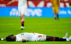 Iheanacho sobre el césped del Sánchez-Pizjuán tras fallar una ocasión.