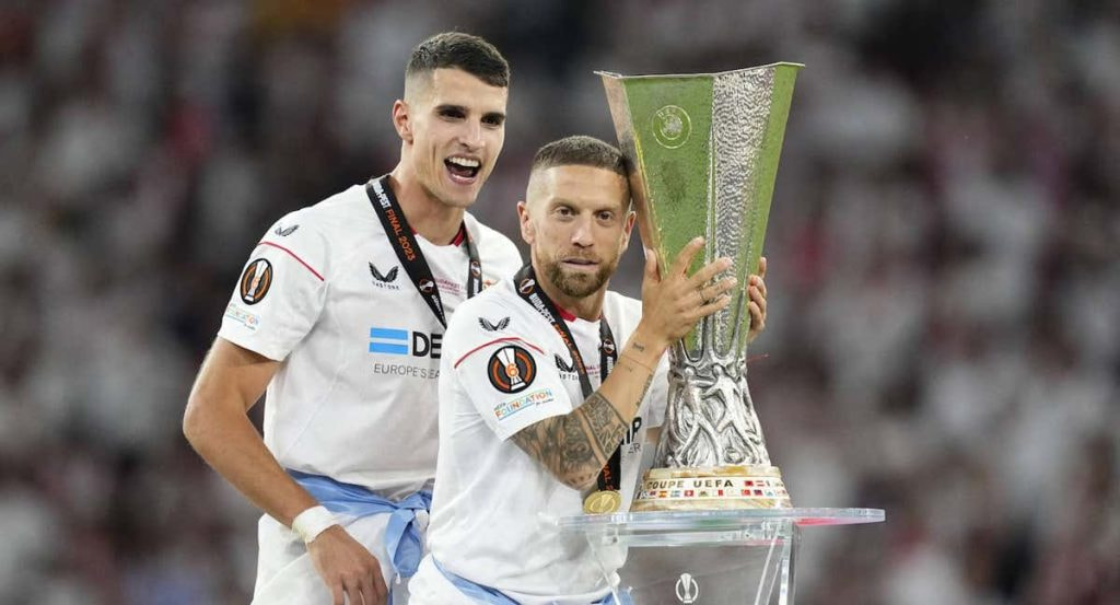 Papu Gómez se retrata con la Europa League ganada por el Sevilla.