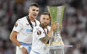 Papu Gómez se retrata con la Europa League ganada por el Sevilla.