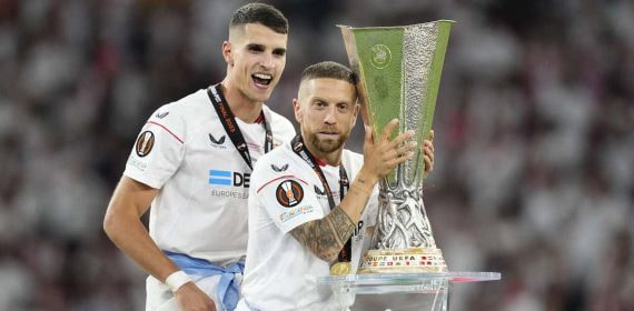 Papu Gómez se retrata con la Europa League ganada por el Sevilla.