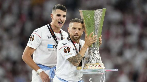 Papu Gómez se retrata con la Europa League ganada por el Sevilla.