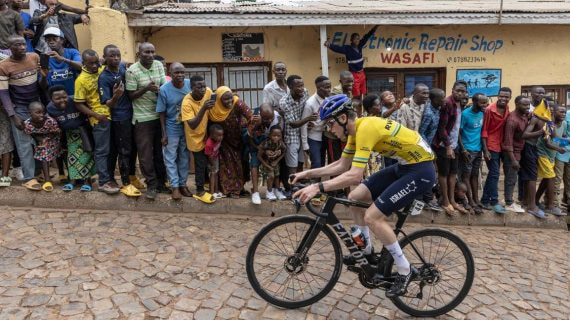El británico Joseph Blackmore, con el maillot de líder del Tour de Ruanda del pasado año.