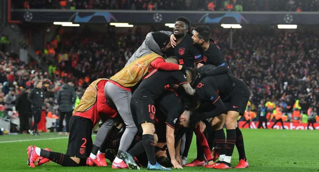 Los futbolistas del Atlético celebran el gol de Llorente en Anfield.