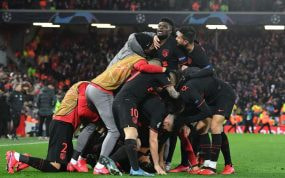 Los futbolistas del Atlético celebran el gol de Llorente en Anfield.