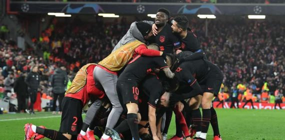Los futbolistas del Atlético celebran el gol de Llorente en Anfield.