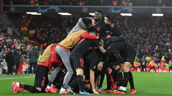 Los futbolistas del Atlético celebran el gol de Llorente en Anfield.