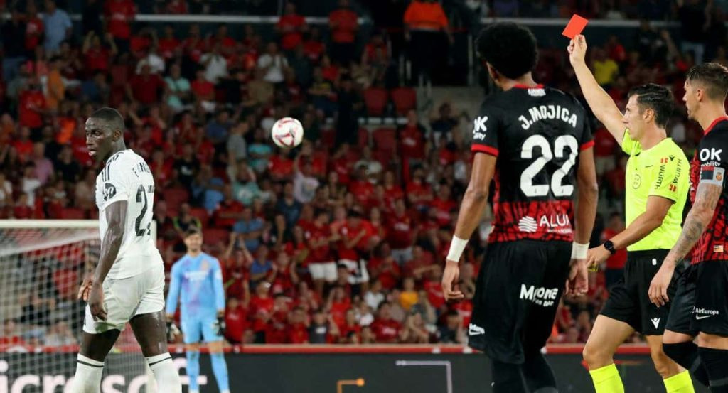 Mendy, tras su expulsión en Mallorca.