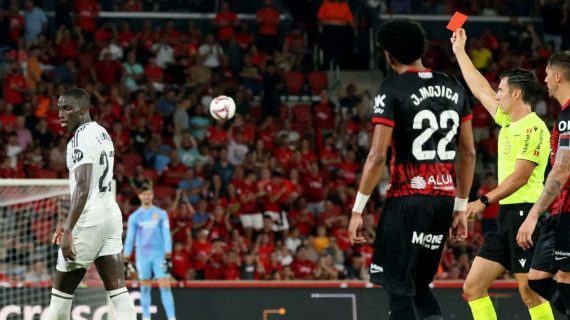Mendy, tras su expulsión en Mallorca.