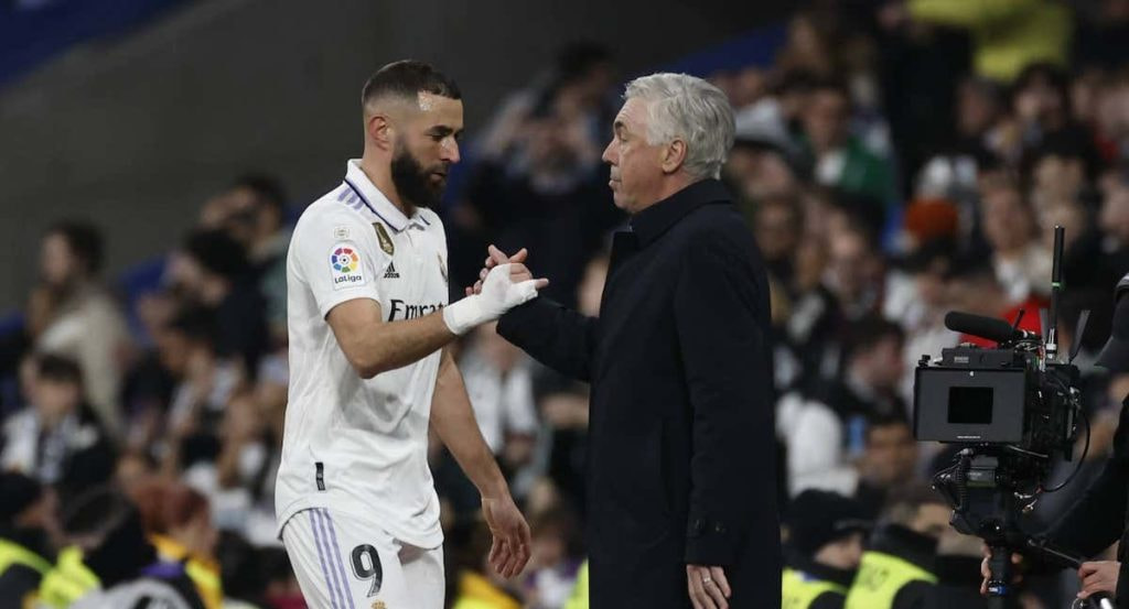 Benzema saluda a Ancelotti en un partido de esta temporada.
