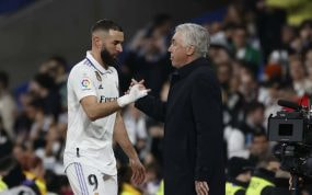 Benzema saluda a Ancelotti en un partido de esta temporada.