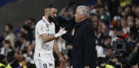 Benzema saluda a Ancelotti en un partido de esta temporada.