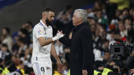 Benzema saluda a Ancelotti en un partido de esta temporada.