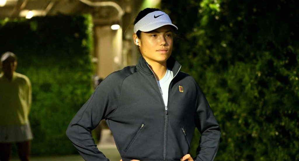 Emma Raducanu, esperando para jugar en el torneo de Indian Wells 2025.