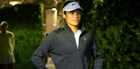 Emma Raducanu, esperando para jugar en el torneo de Indian Wells 2025.