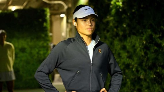 Emma Raducanu, esperando para jugar en el torneo de Indian Wells 2025.