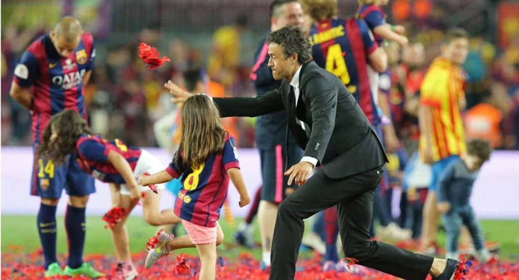Luis Enrique, persigue por el campo a su hija tras vencer el Athletic de Bilbao en la final de la Copa del Rey.