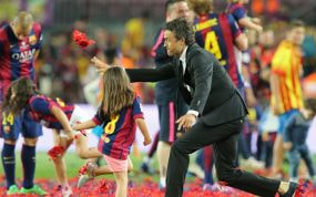 Luis Enrique, persigue por el campo a su hija tras vencer el Athletic de Bilbao en la final de la Copa del Rey.