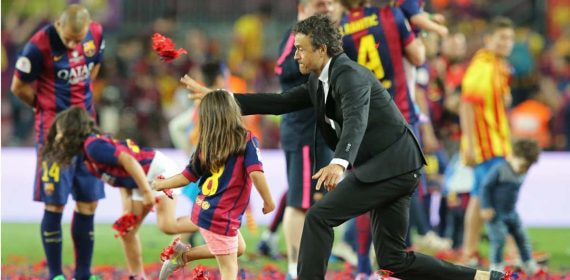 Luis Enrique, persigue por el campo a su hija tras vencer el Athletic de Bilbao en la final de la Copa del Rey.