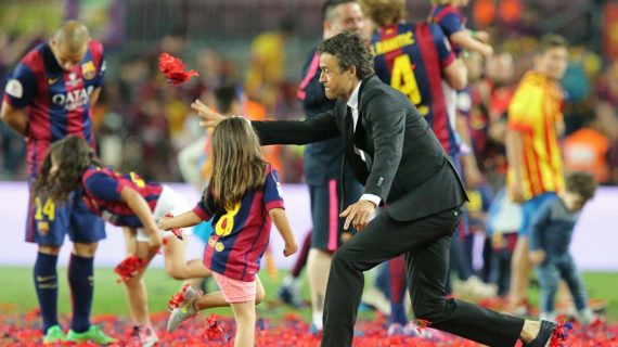 Luis Enrique, persigue por el campo a su hija tras vencer el Athletic de Bilbao en la final de la Copa del Rey.