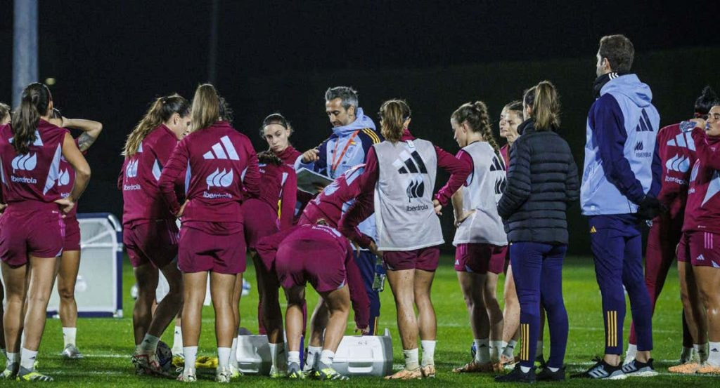 Las jugadoras y el cuerpo técnico durante un entrenamiento de la Selección en un entrenamiento del Mundial femenino.
