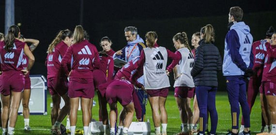 Las jugadoras y el cuerpo técnico durante un entrenamiento de la Selección en un entrenamiento del Mundial femenino.