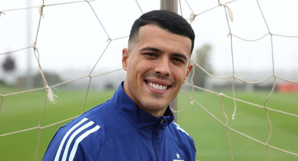 Pedro Porro posa para Relevo en la Ciudad del Fútbol.