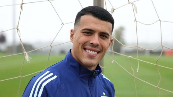 Pedro Porro posa para Relevo en la Ciudad del Fútbol.