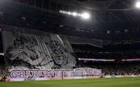 Tifo del Real Madrid antes del partido contra el Atlético.